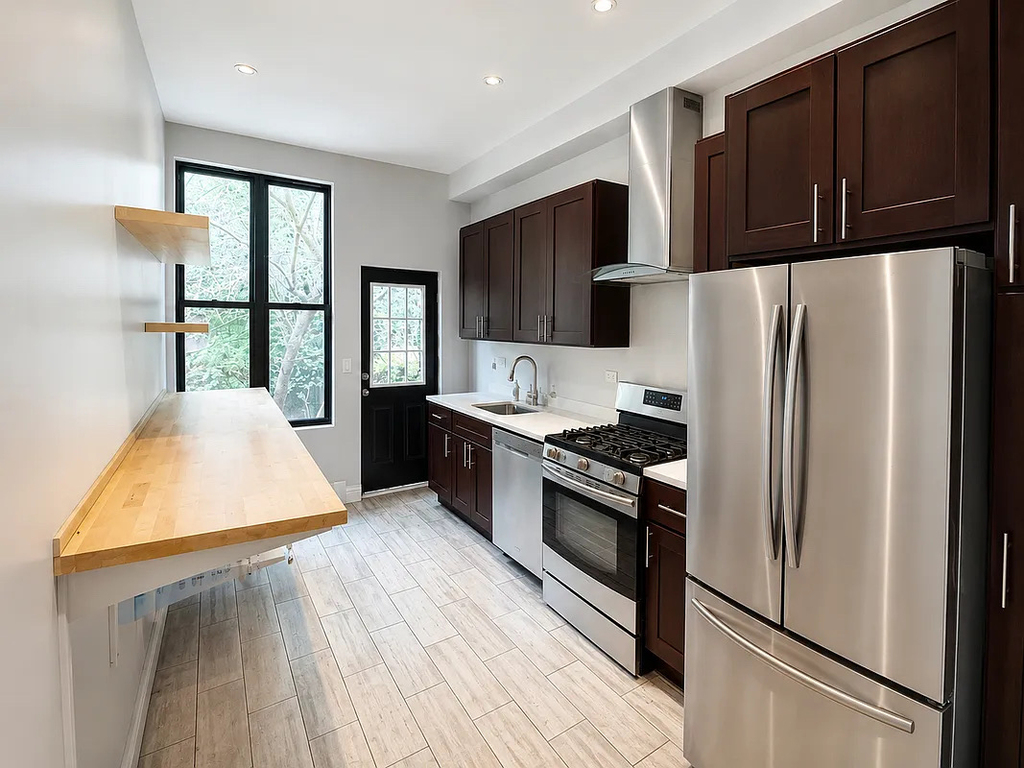 447 Evergreen Avenue - Photo 3