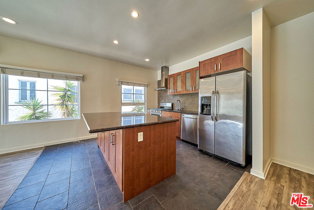 614 N Genesee Avenue - Photo 21