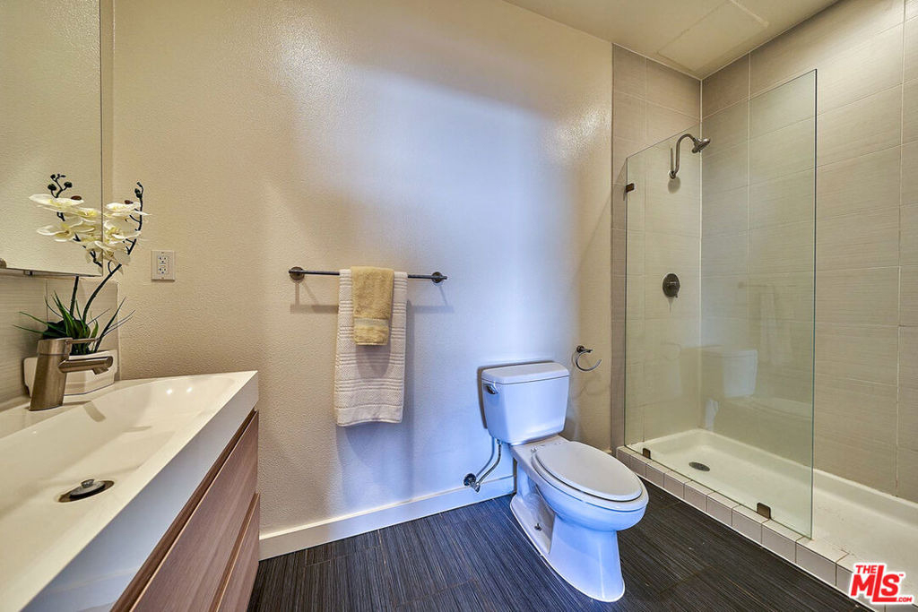 614 N Genesee Avenue - Photo 18