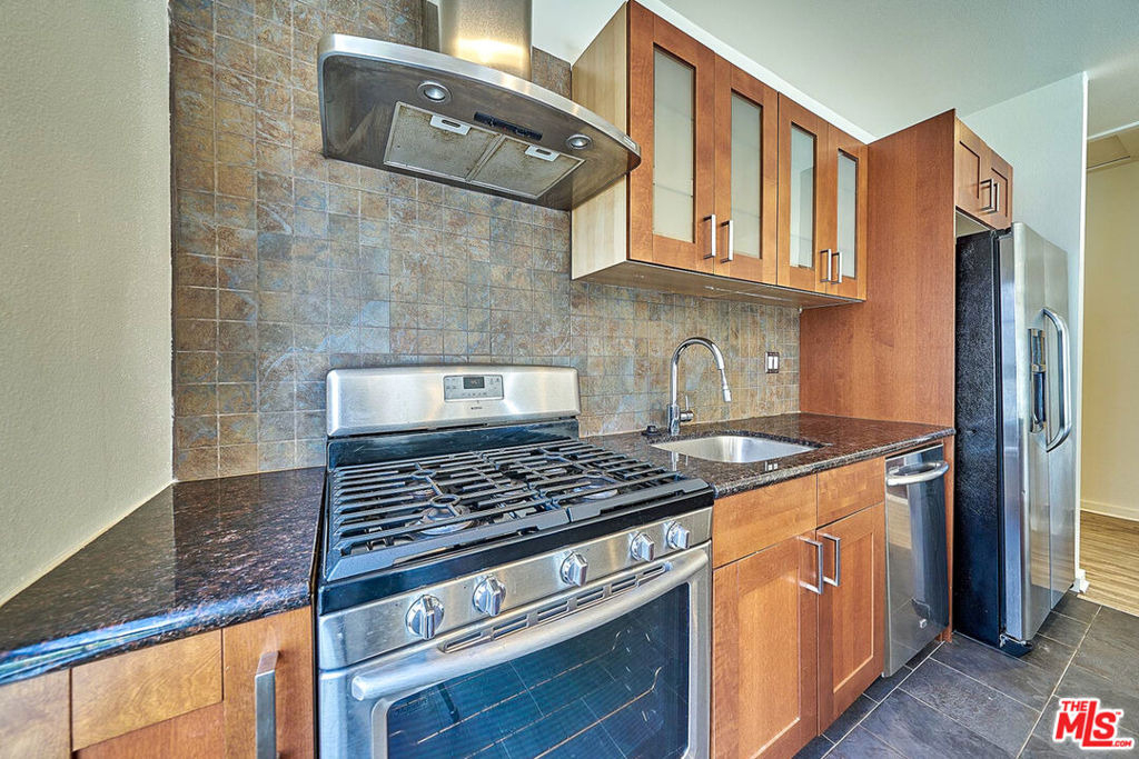 614 N Genesee Avenue - Photo 25