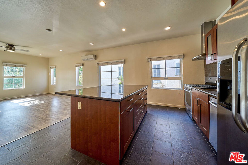 614 N Genesee Avenue - Photo 26