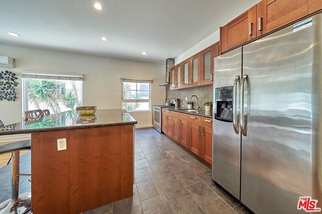 614 N Genesee Avenue - Photo 11