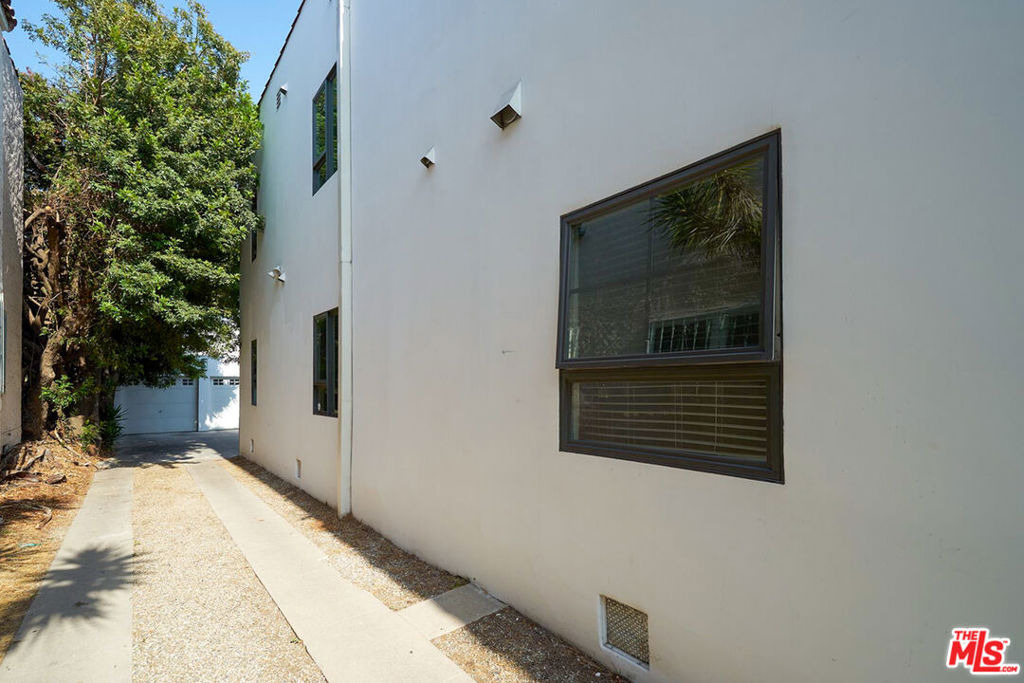 614 N Genesee Avenue - Photo 4