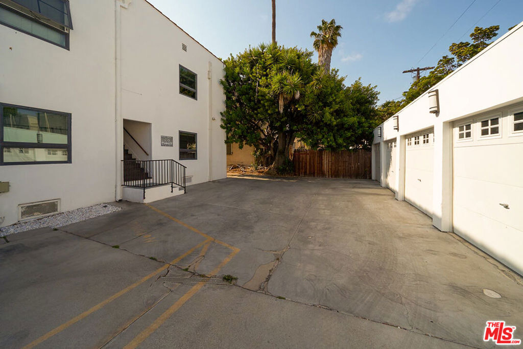 614 N Genesee Avenue - Photo 6