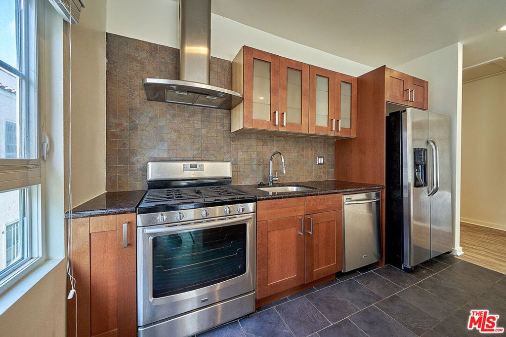 614 N Genesee Avenue - Photo 24
