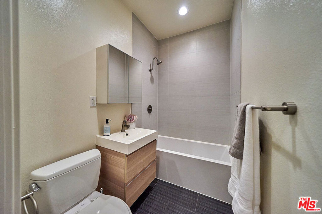614 N Genesee Avenue - Photo 13