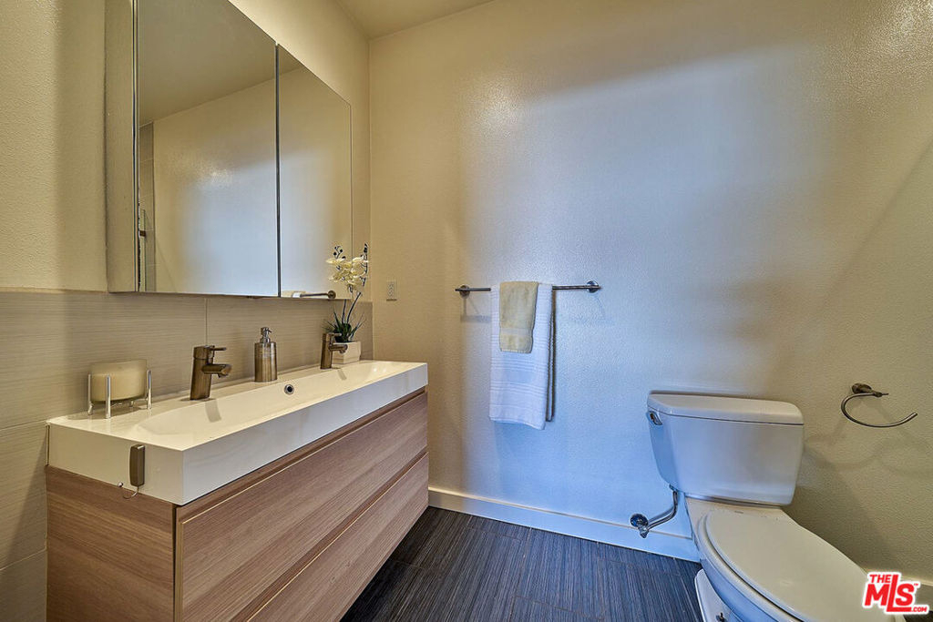 614 N Genesee Avenue - Photo 17