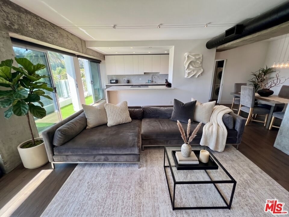 838 N Doheny Drive - Photo 5
