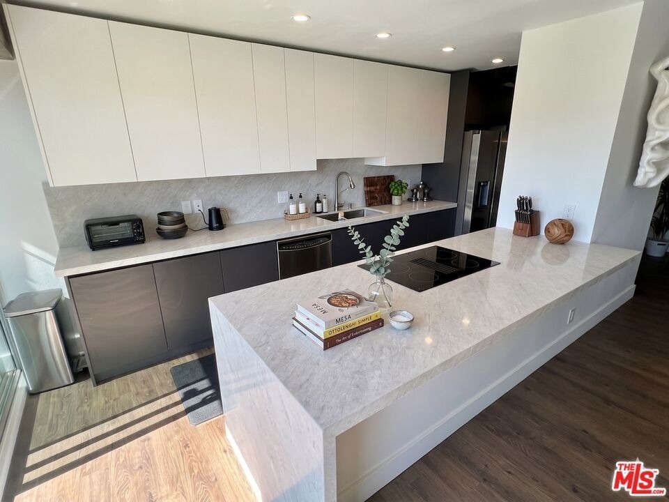 838 N Doheny Drive - Photo 4