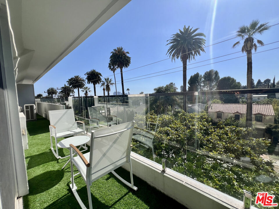 838 N Doheny Drive - Photo 12