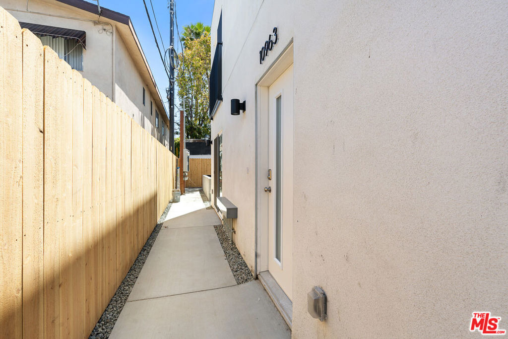 10963 Calvert - Photo 3