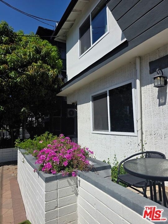 1922 N Vista Del Mar Avenue - Photo 0