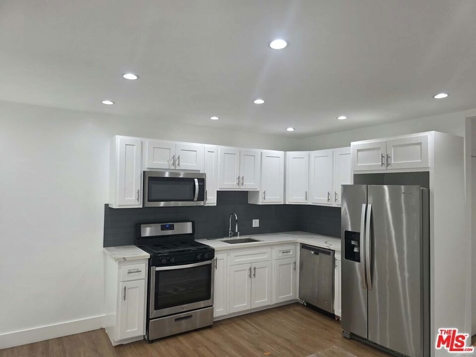 1922 N Vista Del Mar Avenue - Photo 1