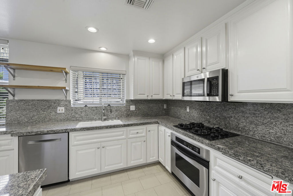 1820 Benecia Avenue - Photo 37