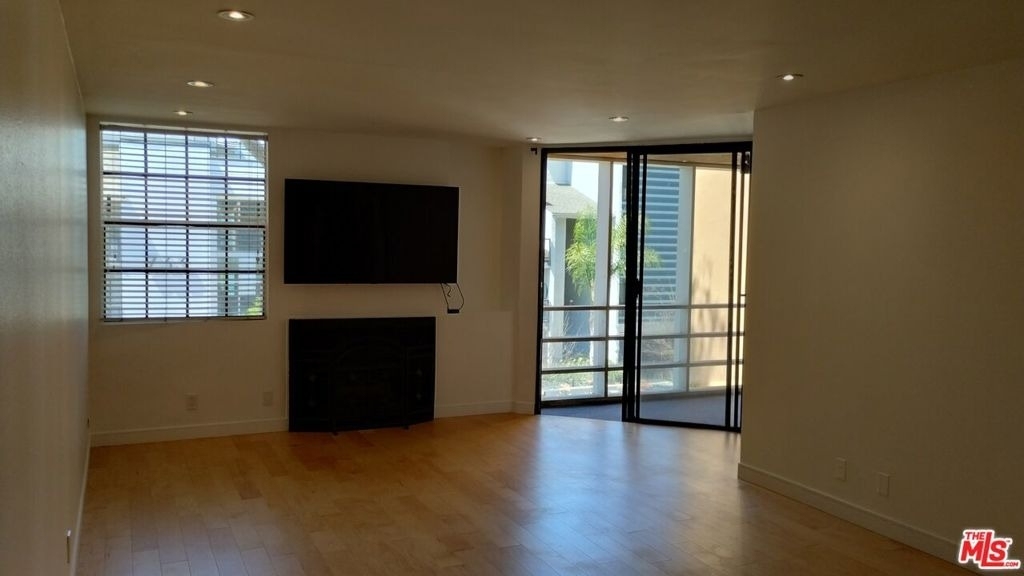 740 N Kings Road - Photo 4