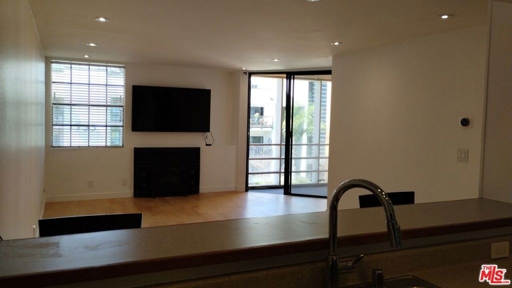 740 N Kings Road - Photo 5