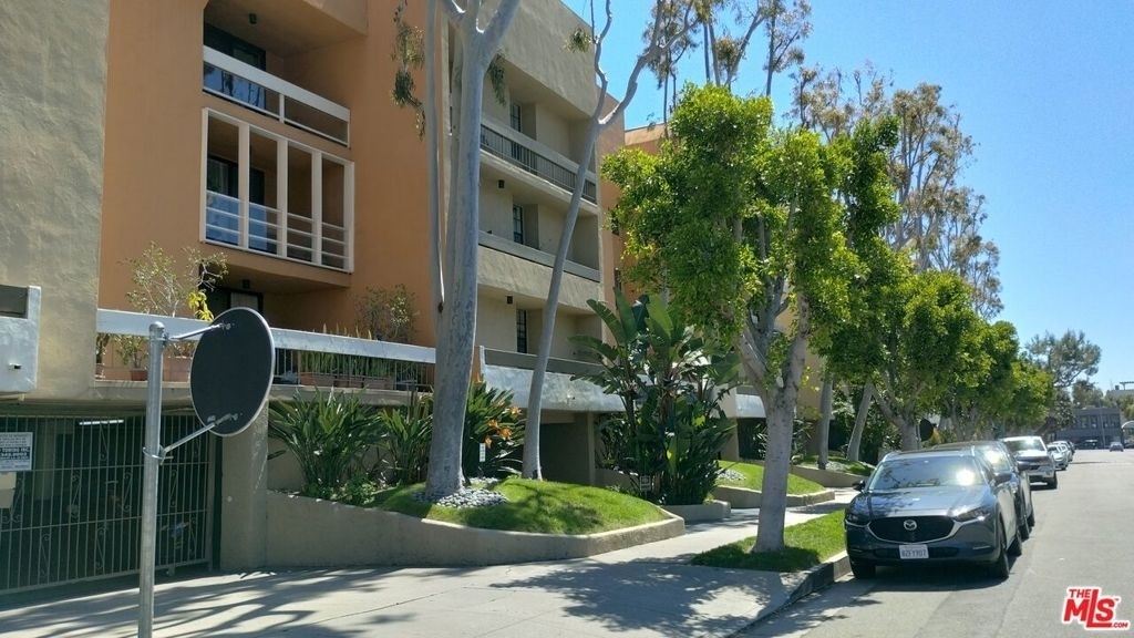 740 N Kings Road - Photo 51