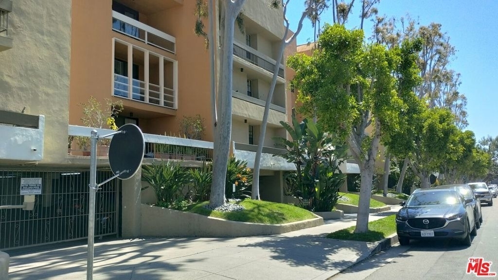 740 N Kings Road - Photo 52