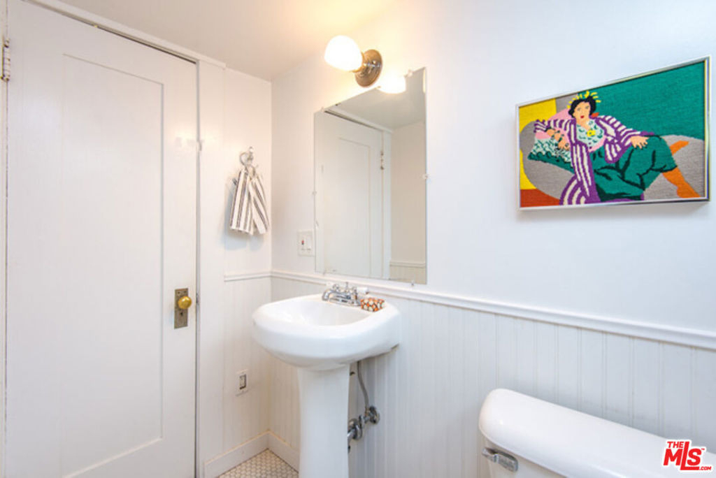 2417 Walgrove Avenue - Photo 11