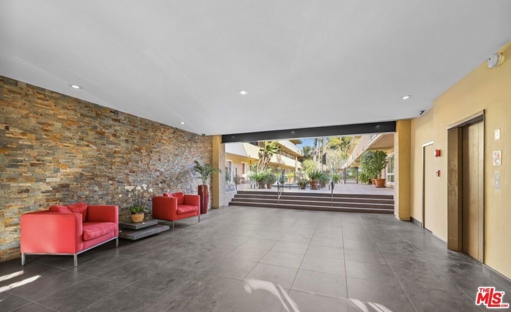 970 Palm Avenue - Photo 2