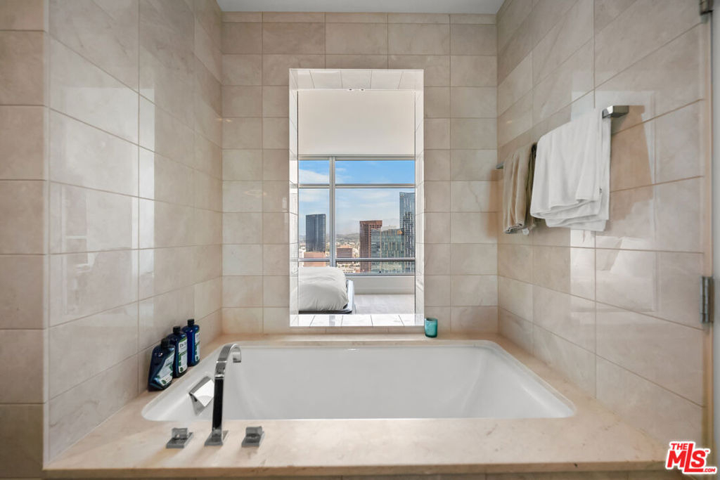 900 W Olympic Boulevard - Photo 26