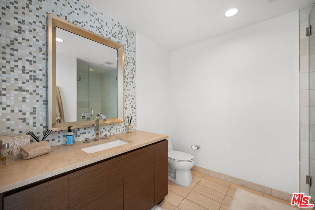 900 W Olympic Boulevard - Photo 36