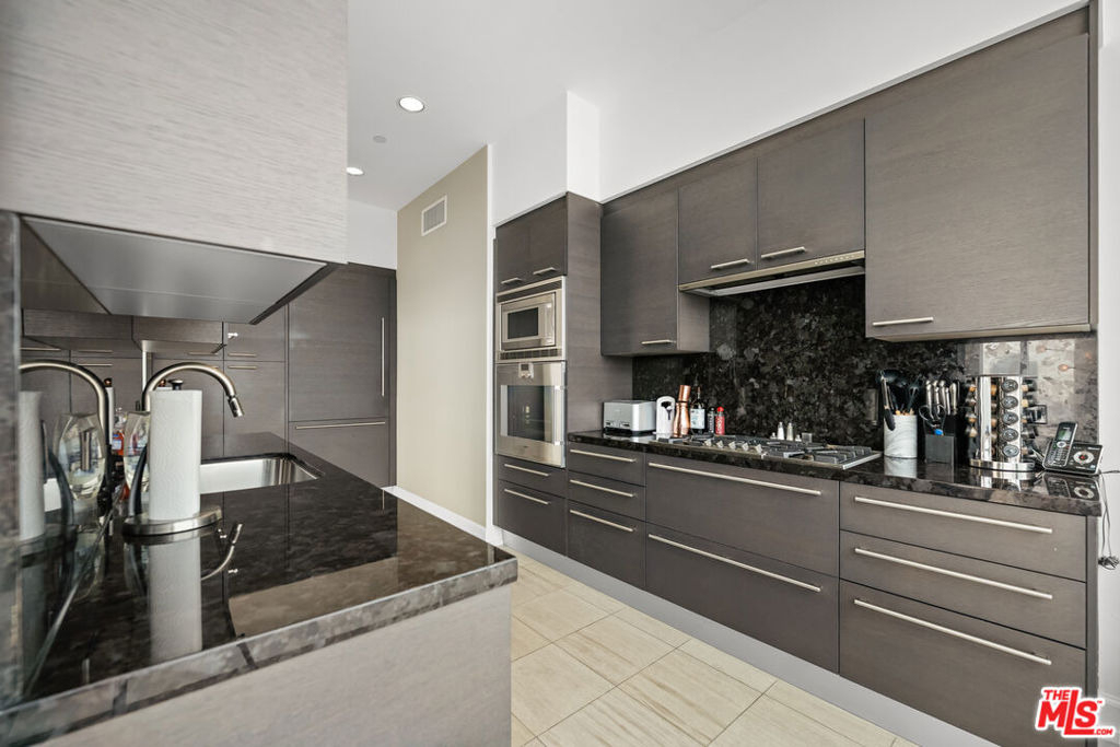 900 W Olympic Boulevard - Photo 14
