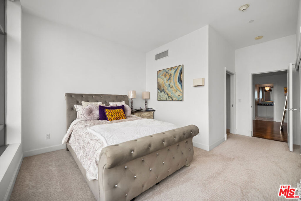 900 W Olympic Boulevard - Photo 38