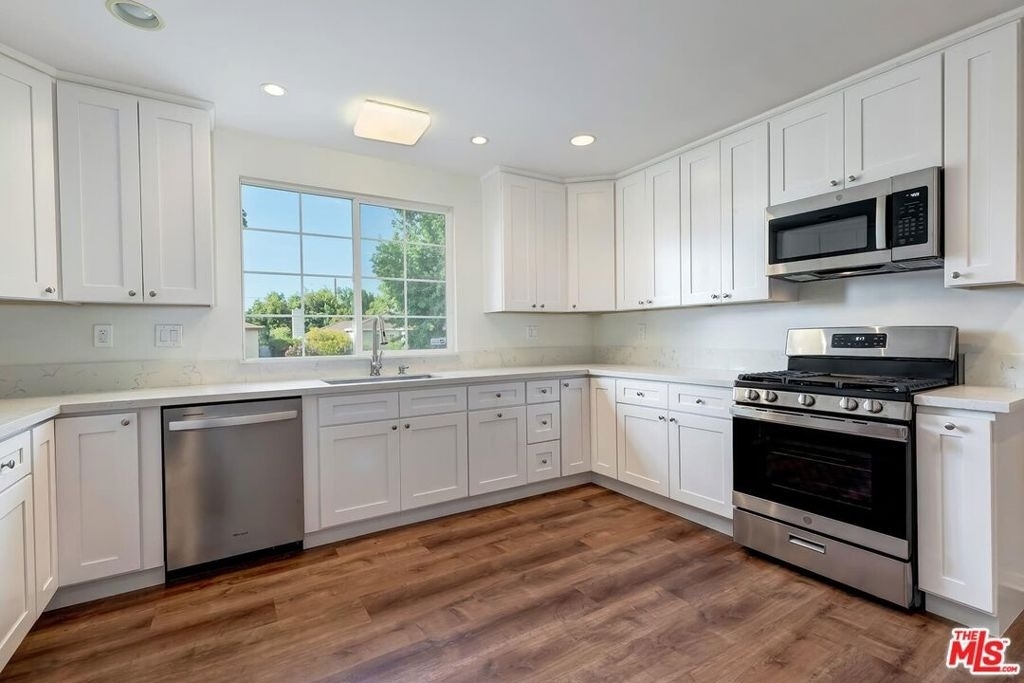 17322 Martha Street - Photo 8