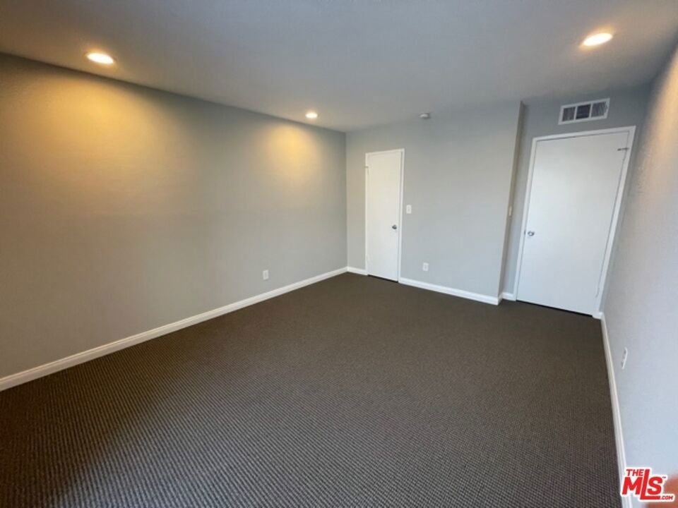 7556 Hampton Avenue - Photo 7