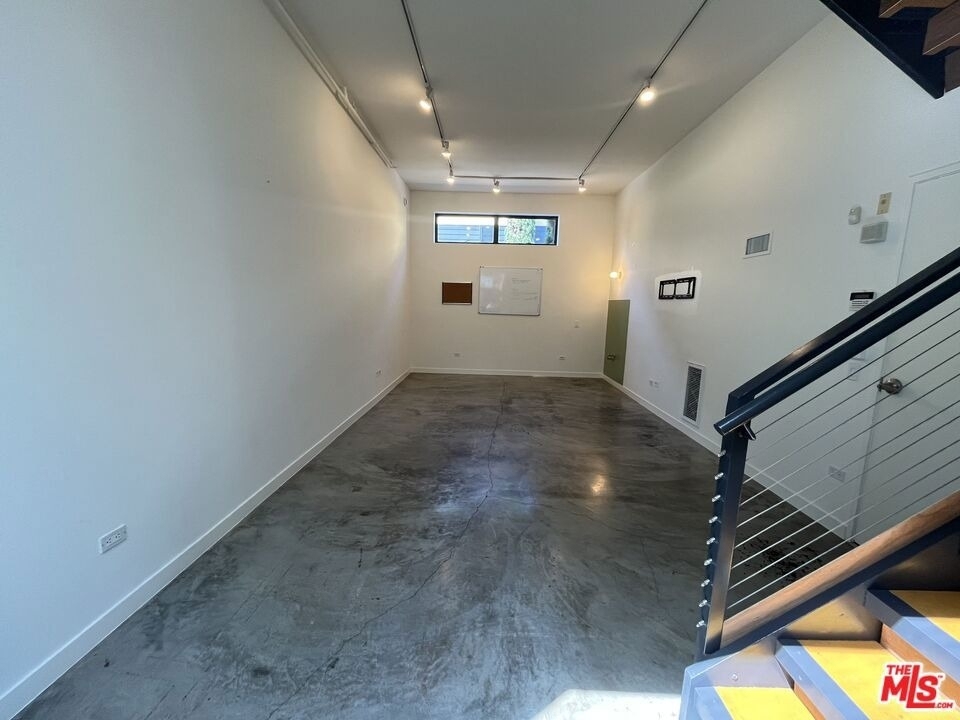 320 Indiana Avenue - Photo 3