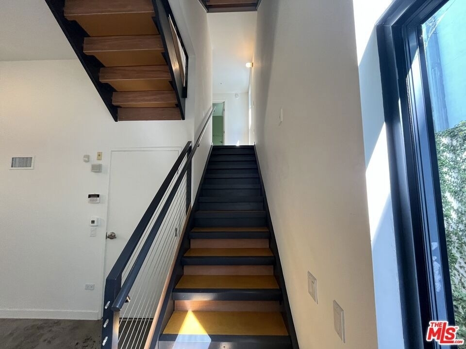 320 Indiana Avenue - Photo 5
