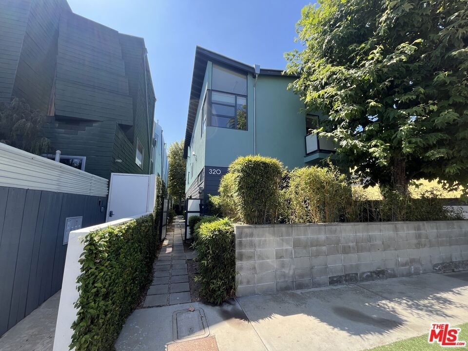 320 Indiana Avenue - Photo 1