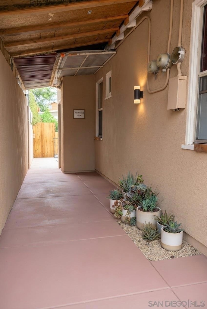 1207 E 8th - Photo 1