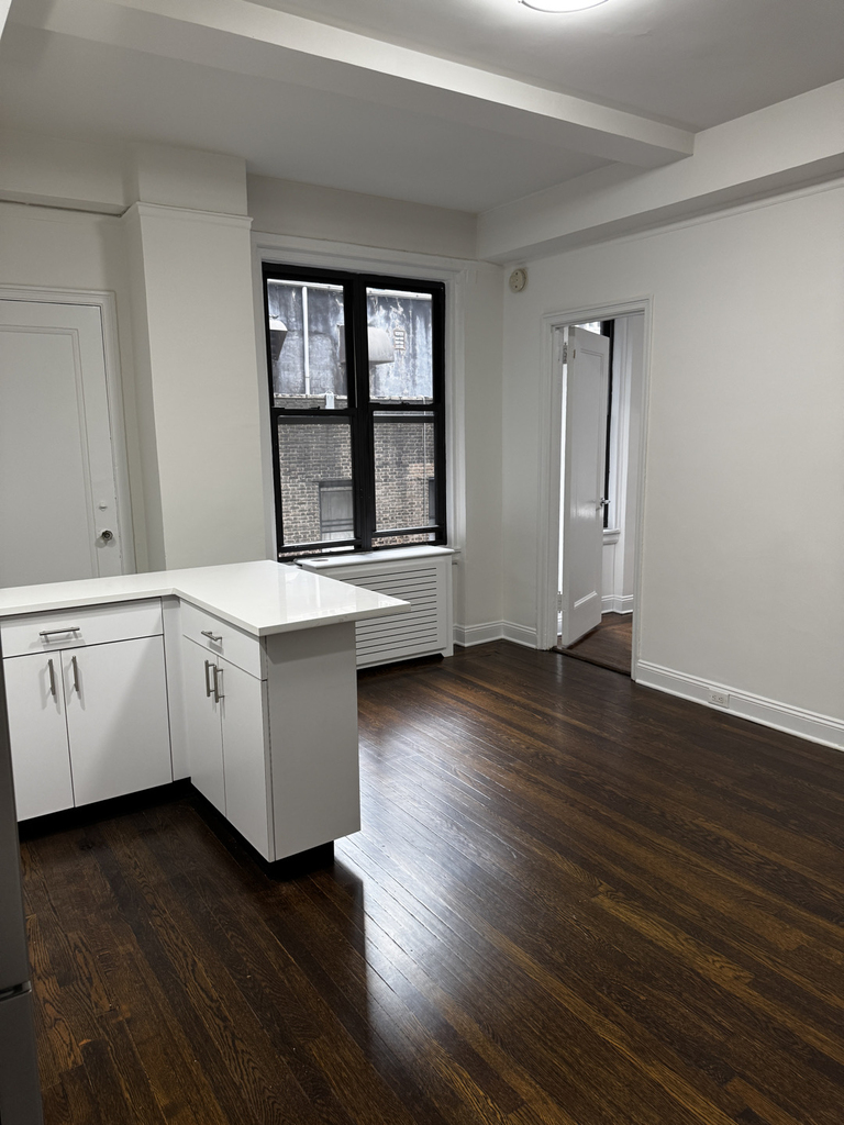 East 46th Street - Photo 0