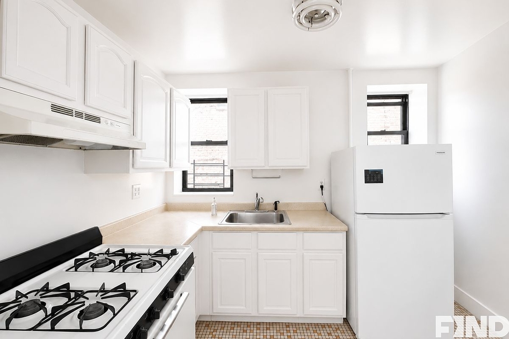 5th Avenue - Photo 1