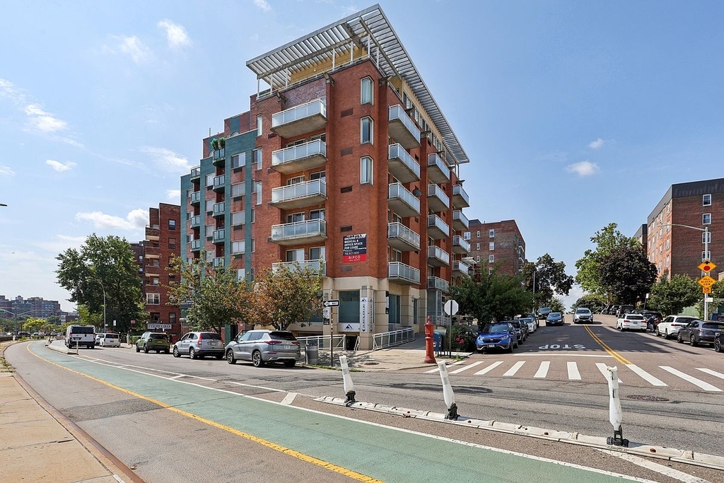 Queens Boulevard - Photo 10