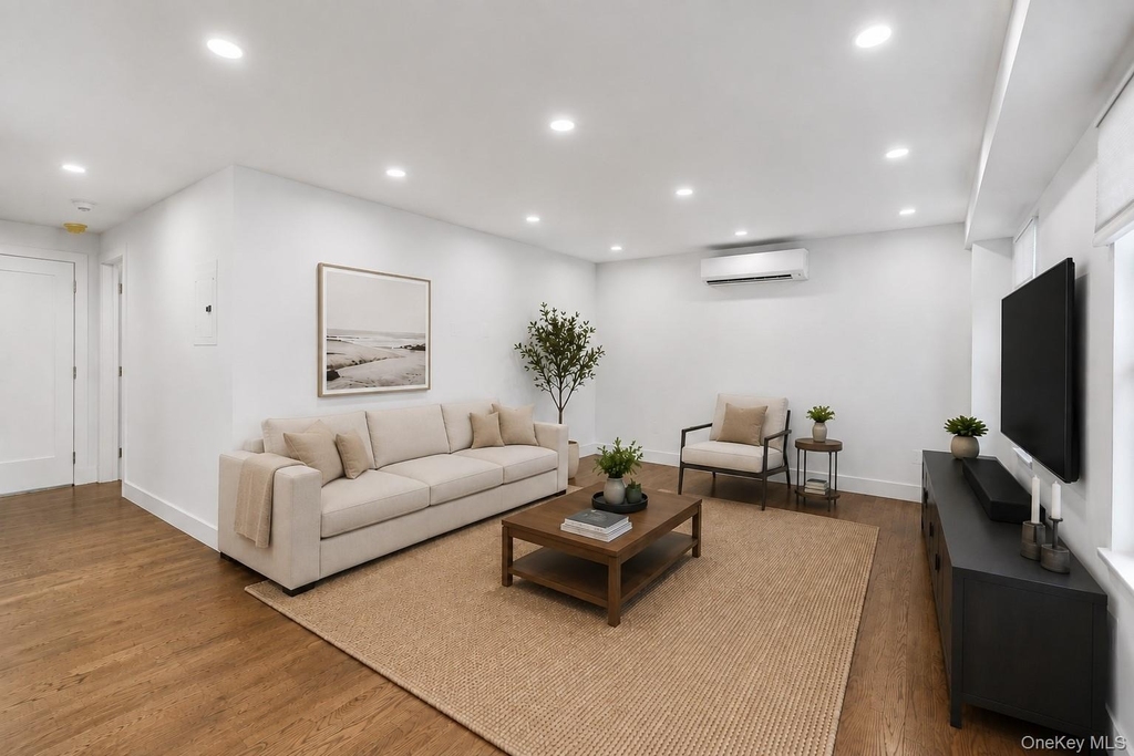 1431 Old Northern Boulevard - Photo 5