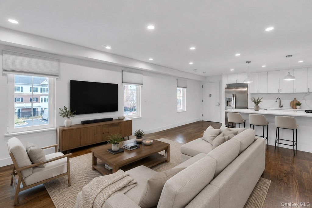 1431 Old Northern Boulevard - Photo 7