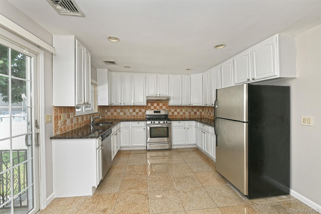 39 Nesaquake Avenue - Photo 8