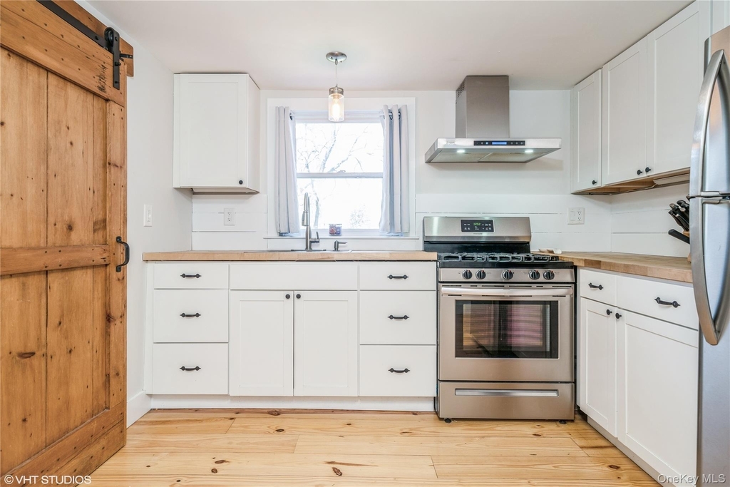 1392 Kings Highway - Photo 10