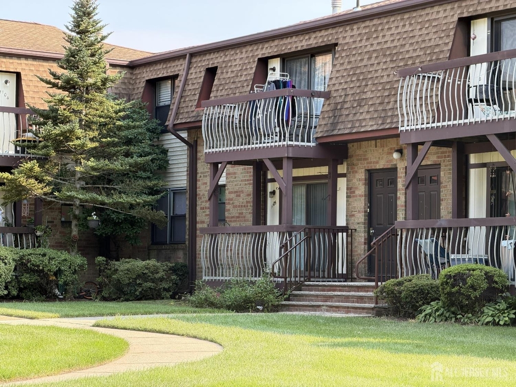 1105 N Oaks Boulevard - Photo 1