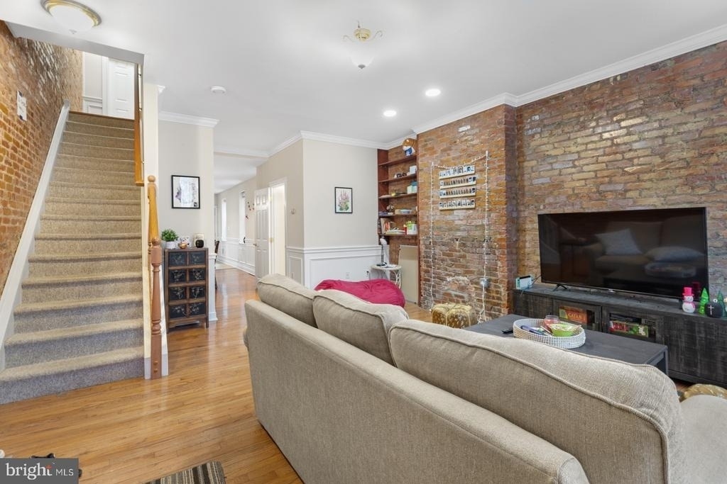 2229 St Albans Street - Photo 2