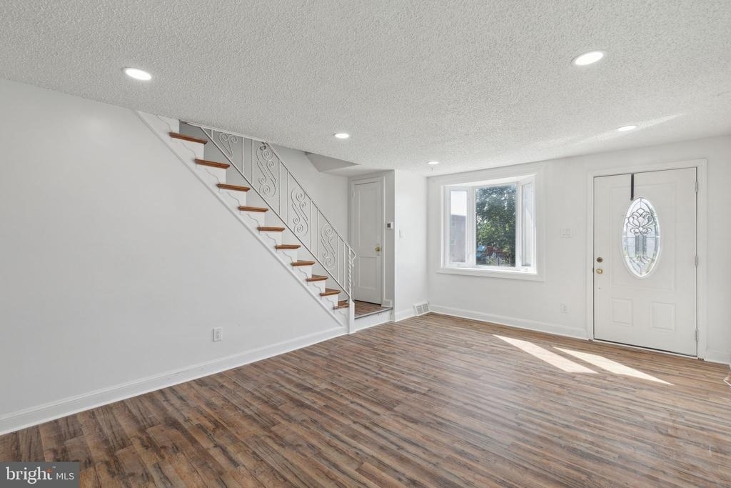 214 Westbridge Road - Photo 4