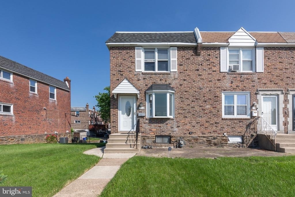 214 Westbridge Road - Photo 0