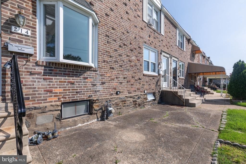 214 Westbridge Road - Photo 2