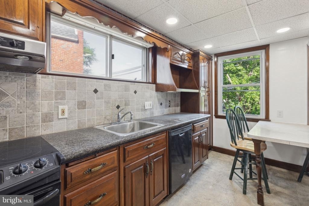 214 Westbridge Road - Photo 7