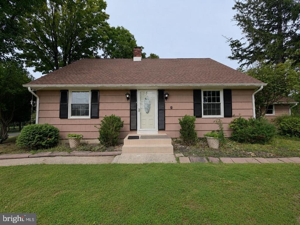 580 Village Rd W - Photo 0