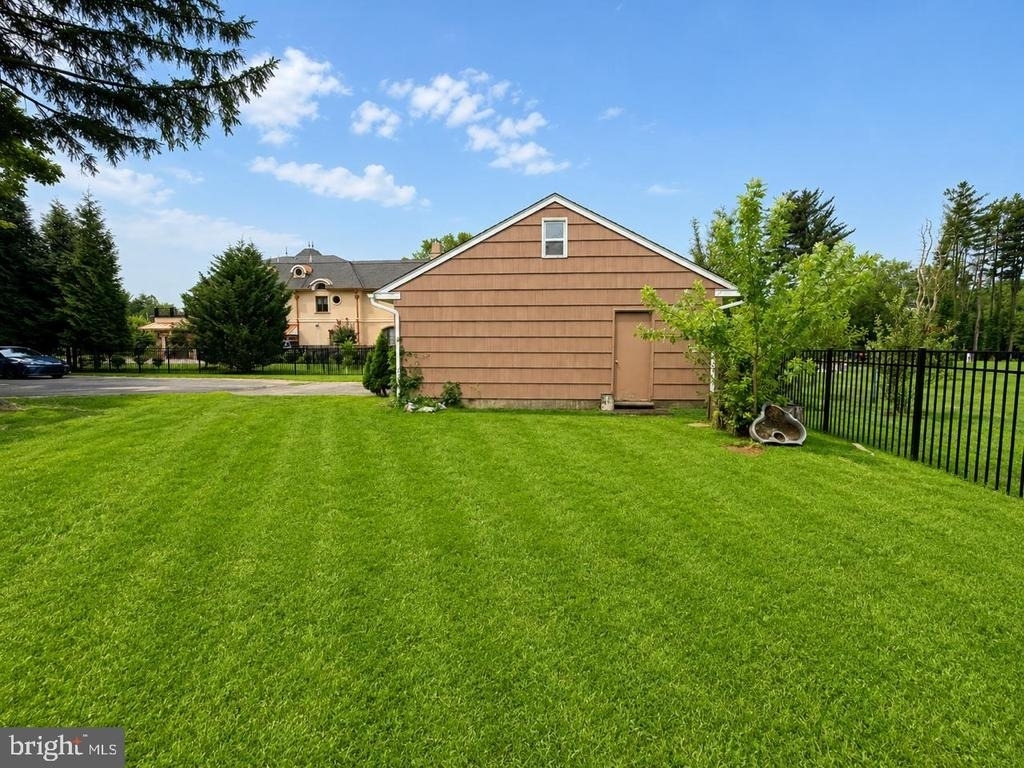 580 Village Rd W - Photo 36