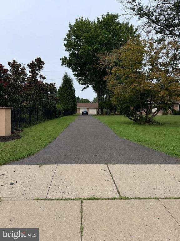 580 Village Rd W - Photo 2